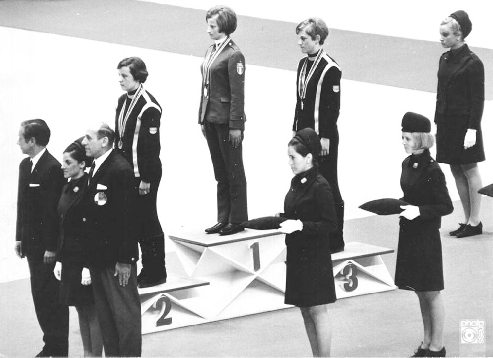 Premiazione gara di slittino alle Olimpiadi di Grenoble 1968
